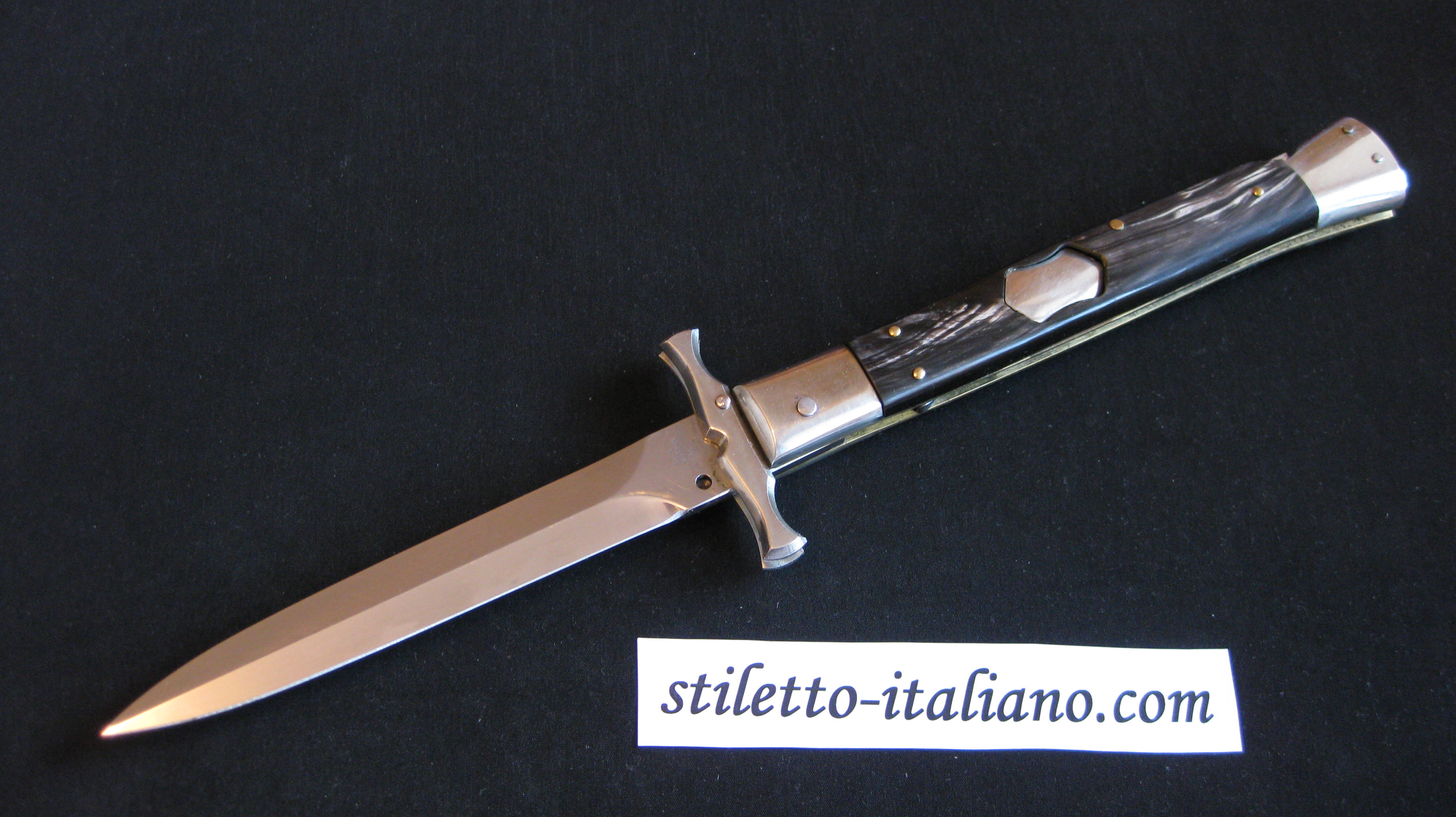 Stiletto 13 Swinguard Batwing Dagger Dark horn Shield Button AGA Campolin