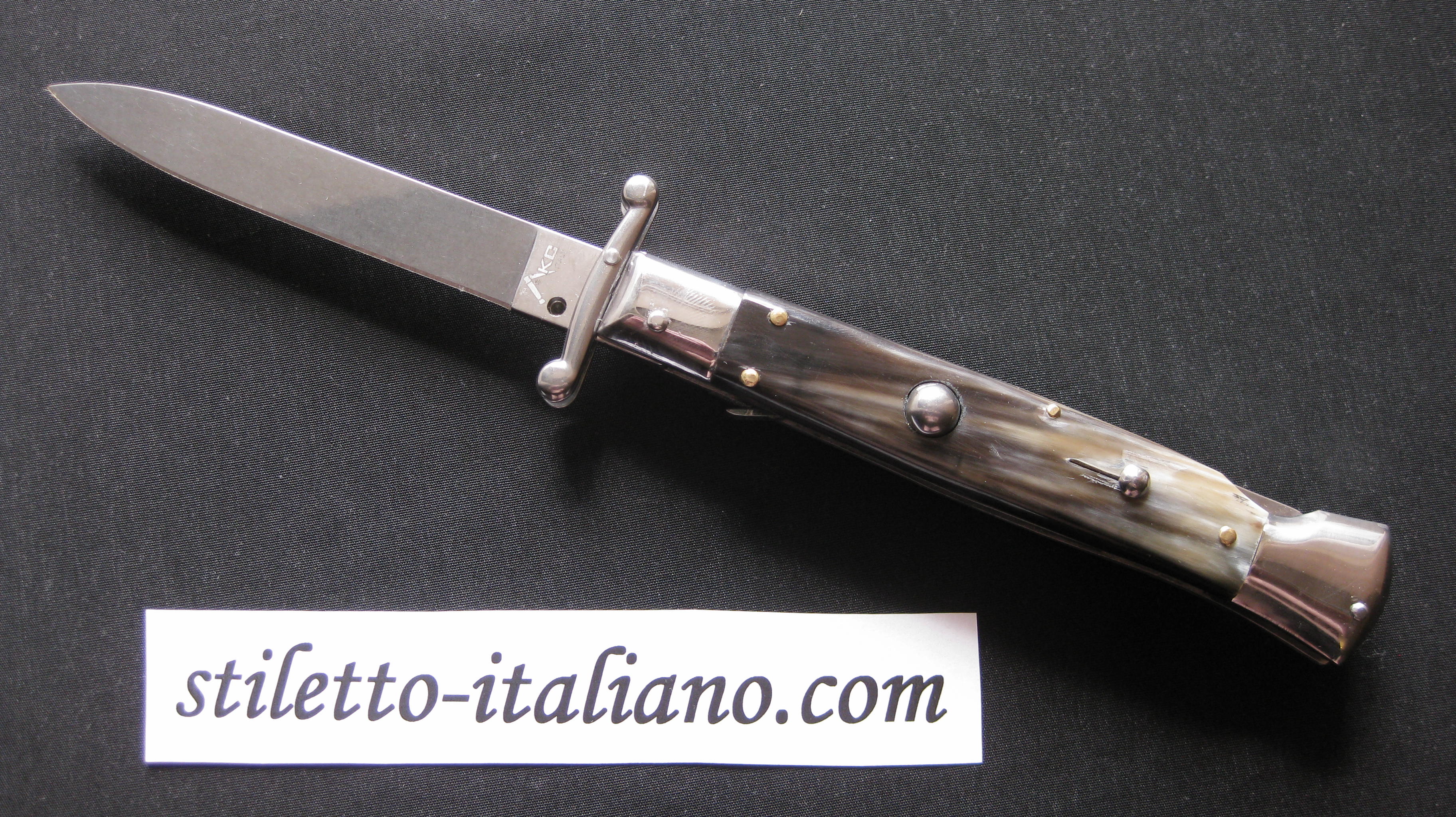 Stiletto 9 Swinguard Plain Buffalo horn AKC